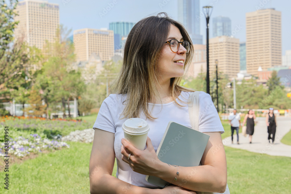 Obraz premium Happy student woman portrait in a city