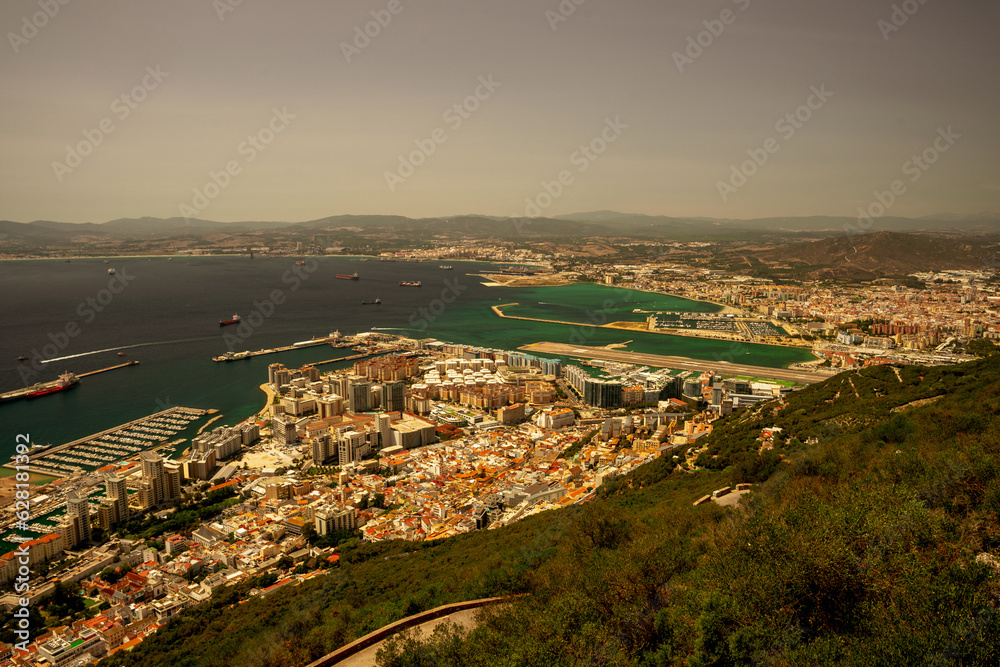Panorama Gibraltaru, widok na miasto portowe z lotu ptaka.