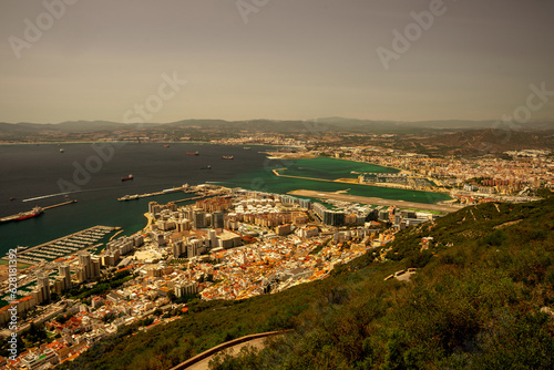 Obraz na płótnie Panorama Gibraltaru, widok na miasto portowe z lotu ptaka. w salonie