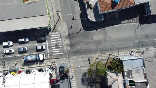 Cruzamento de trânsito na cidade de Mogi das Cruzes em São Paulo no Brasil captada do alto por um drone no acima do semáforo de trânsito.  photo