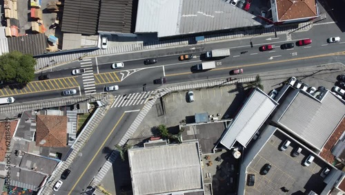 Visão aérea de um cruzamento de trânsito de carros na cidade de Mogi das Cruzes em São Paulo captada do alto por um drone.  photo
