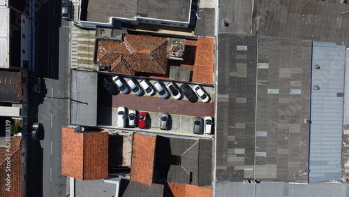 Estacionamento de veiculos captada do alto por um drone.  photo