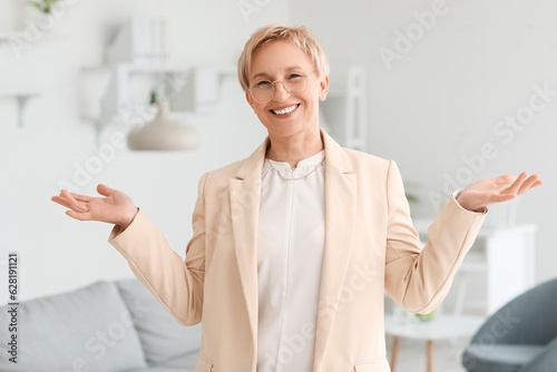 Mature female psychologist ...