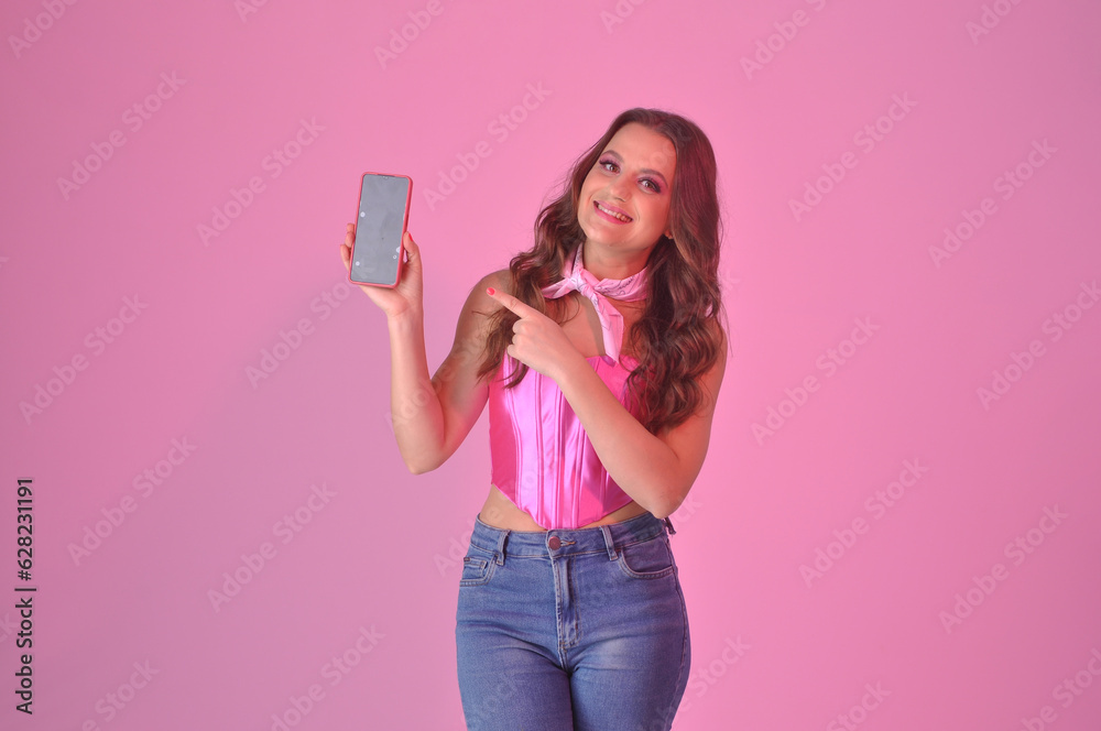 beldade bela mulher sexy segurando celular nas mãos, expressão sorridente e feliz beldade bela mulher sexy segurando celular nas mãos, expressão sorridente e feliz