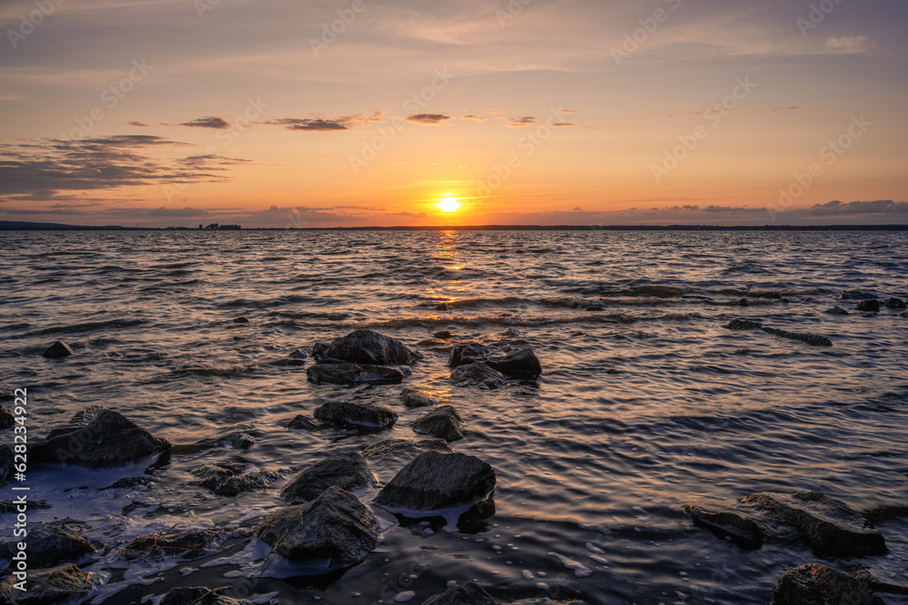 Sonnenuntergang am Steinhuder Meer bei heiteren Himmel im Sommer Sonnenuntergang am Steinhuder Meer bei heiteren Himmel im Sommer