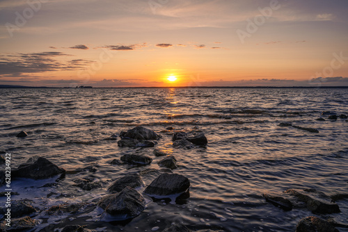 Sonnenuntergang am Steinhuder Meer bei heiteren Himmel im Sommer