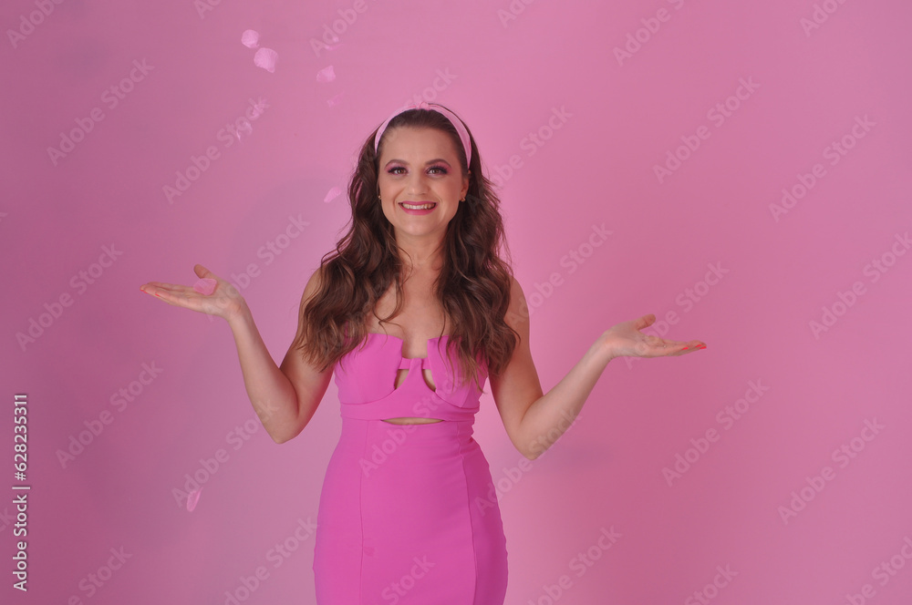 Fototapeta premium bela mulher com petálas de rosas, expressão feliz livre e sorridente com espaço para texto anuncio ou promoção, dia internacional da mulher 