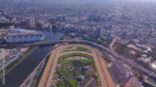 着陸態勢の飛行機からの大井競馬場上空1 photo