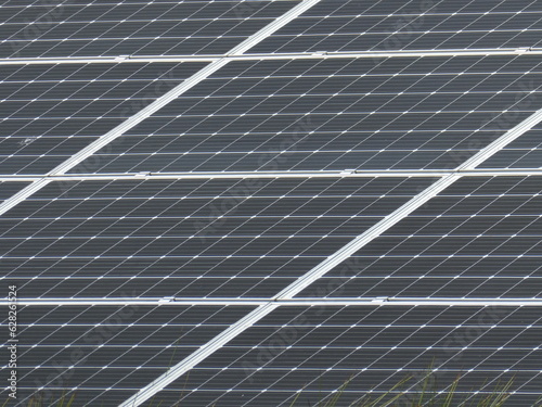 Solarpanel in einem Solarfeld photo