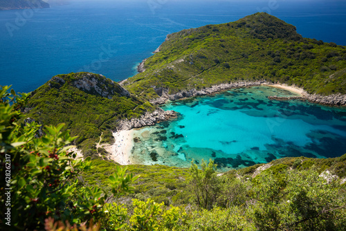 Krajobraz morski, relaks i wypoczynek na plaży Porto Timoni, Korfu, Grecja 