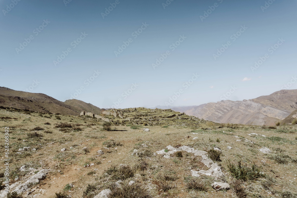 Fotografia de paisaje andino peruano donde hay un campo vacío para fotomontajes de cualquier producto