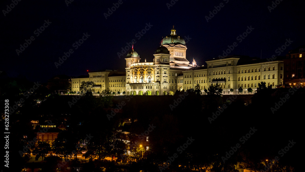 Bundeshaus in der Schweizer Bundesstadt Bern bei Nacht