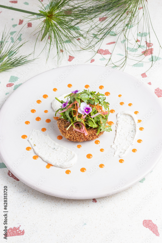 Milanesita de hongos con verdes en plato decorado Milanesita de hongos con verdes en plato decorado