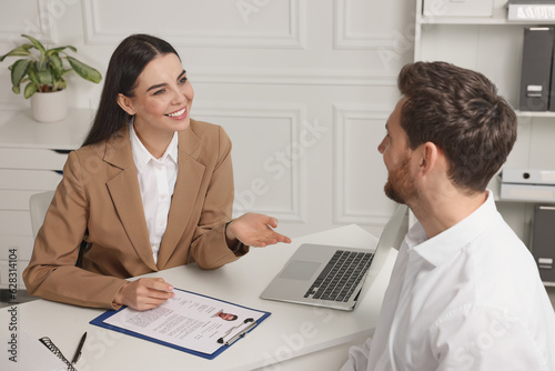 Foto Human resources manager conducting job interview with applicant in office
