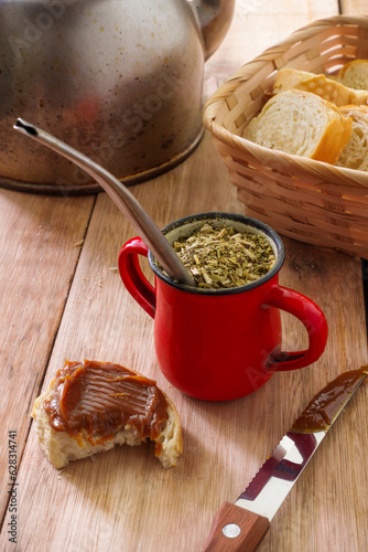 Mate de chapa, panera y pan con dulce de leche 