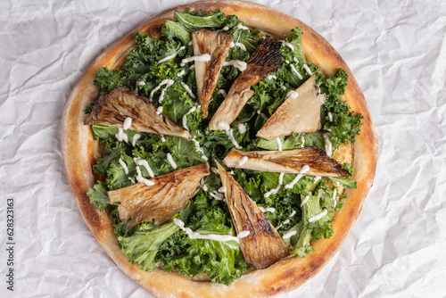Pizza vegana, con vegetales, hongos girgolas y burrata vegetal