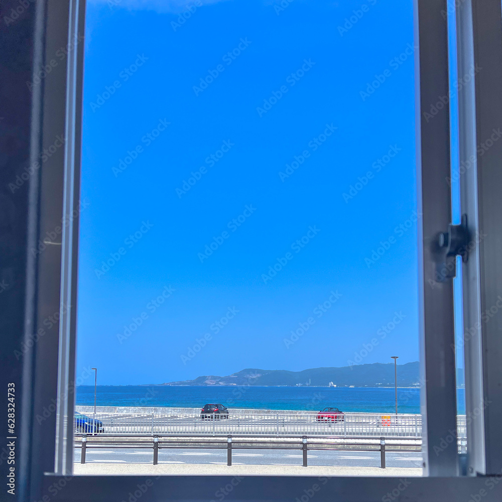 窓の外に広がる青い空と青い海