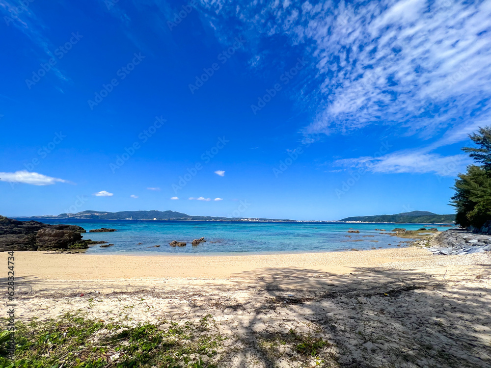 沖縄の本部の自然のビーチ