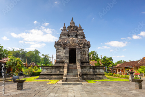 Obraz na płótnie Candi Pawon, a 9th century Buddhist temple near Borobudur in Yogyakarta, Java, Indonesia. w salonie