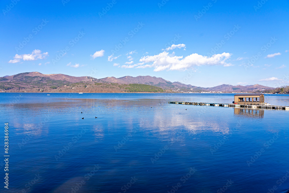 Obraz premium 湖と山と空とボート