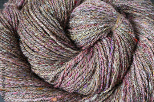 Φωτογραφία Closeup detail of colourful hand spun sheep wool merino fibres, rolled up in a yarn ball skein