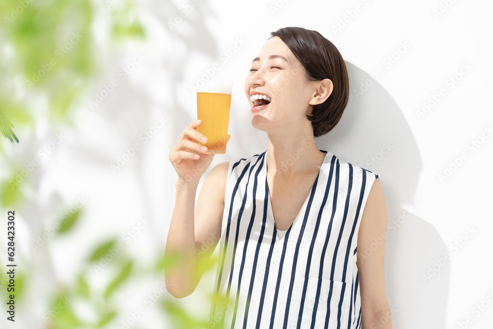 ビールを持つ女性