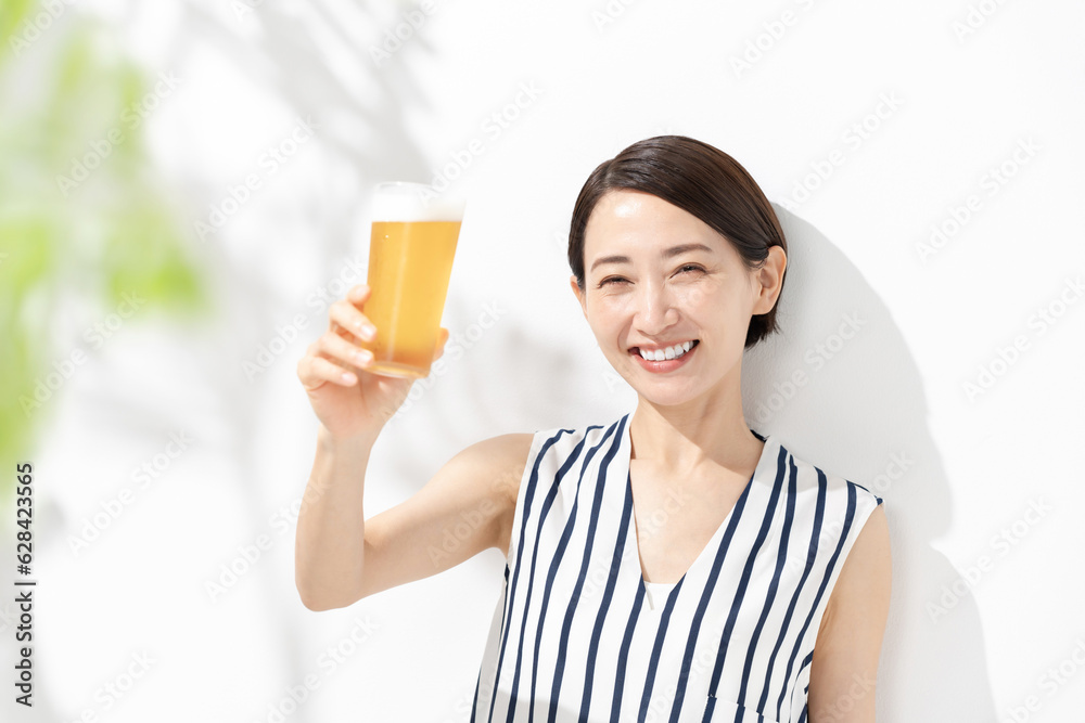 ビールを持つ女性