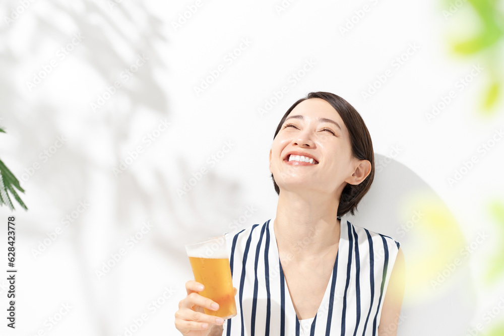 笑顔でビールを持つ女性