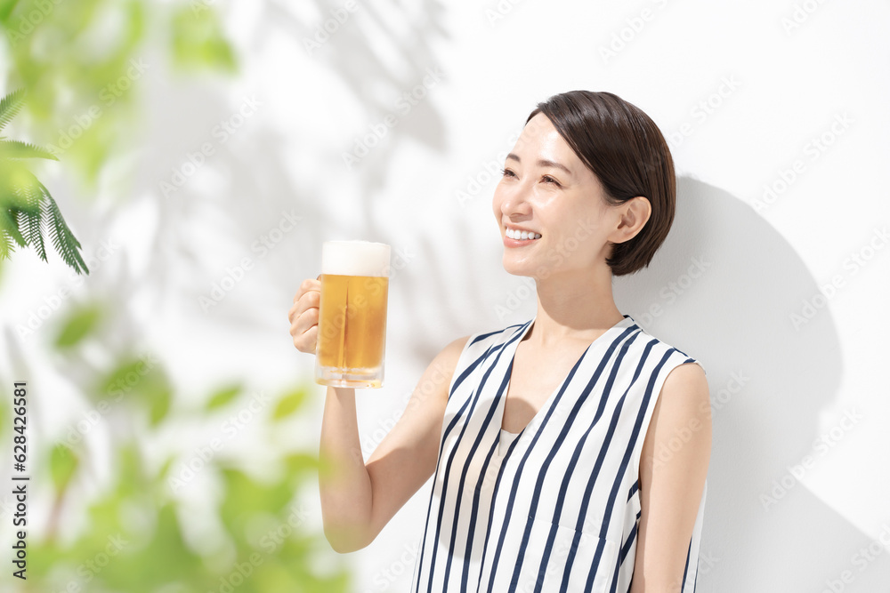 笑顔でビールを持つ女性 笑顔でビールを持つ女性