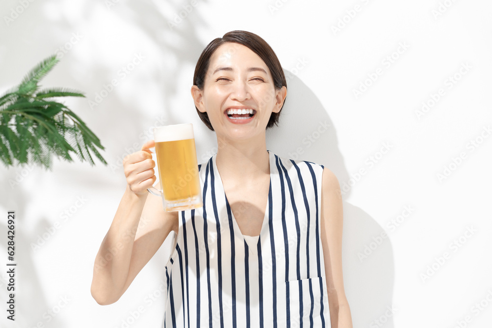 笑顔でビールを持つ女性 笑顔でビールを持つ女性