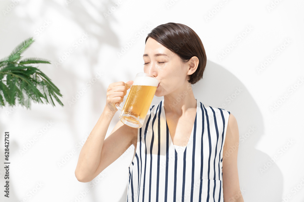 笑顔でビールを持つ女性 笑顔でビールを持つ女性