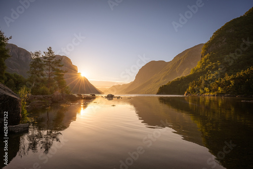 Sonnenaufgang im Fjord © Markus Hentschel