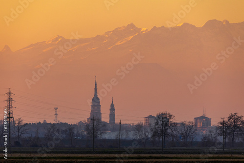фотографія Cupola San Gaudenzio con il Monte rosa di sfondo Novara, Piemonte