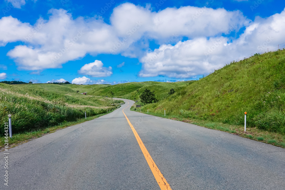 Fototapeta premium 秋晴れ広がる阿蘇ミルクロードのドライブ風景(熊本県阿蘇市)