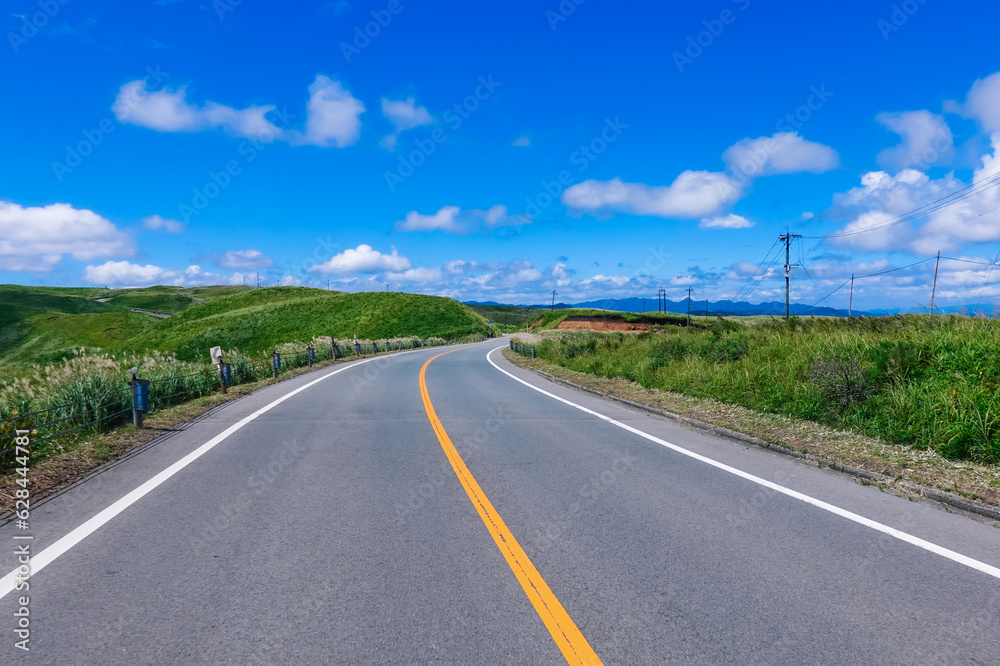 秋晴れ広がる阿蘇ミルクロードのドライブ風景（熊本県阿蘇市）