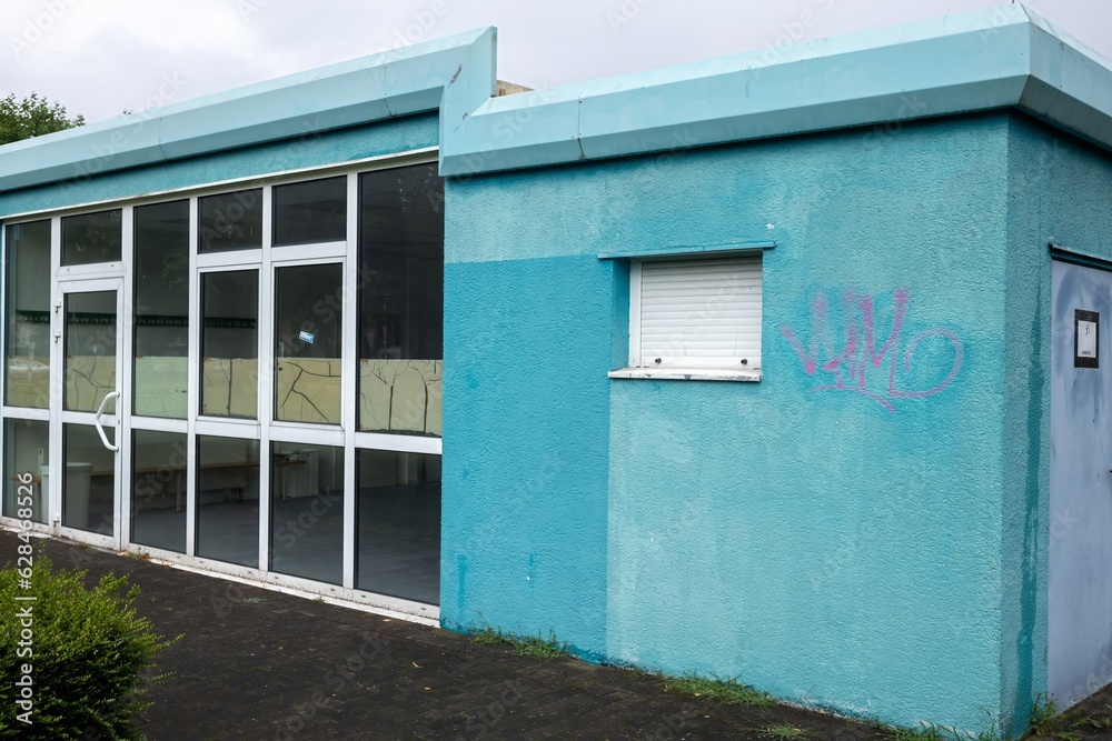 Naklejka premium old blue building with windows