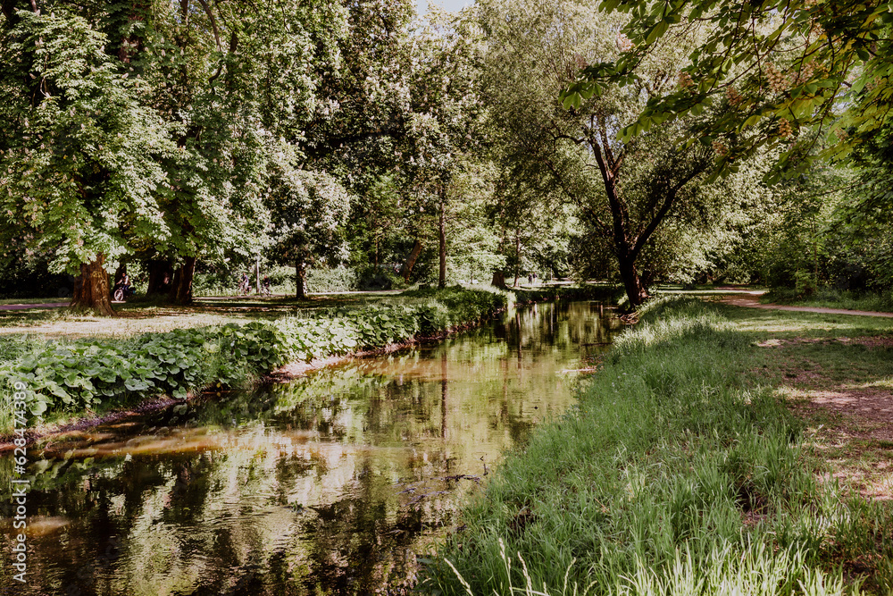 ein fließender Bach im Schlosspark Pankow