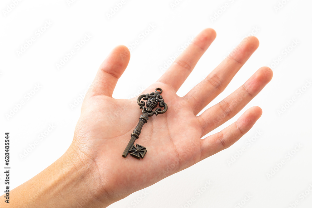 鍵を持つ子供の手