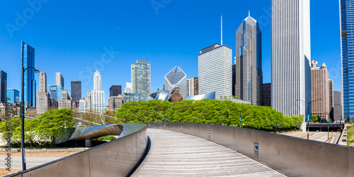 Fototapete Chicago city downtown skyline skyscraper and BP Pedestrian Bridge panorama in th