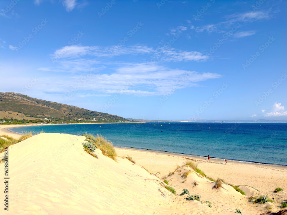 Wunderschöne Aussicht von den Dünen von Valdevaqueros entlang der Küste des Atlantischen Ozeans mit türkisblauem Wasser, Tarifa, Costa de la Luz, Andalusien, Provinz Cádiz, Spanien, Reisen, Tourismus