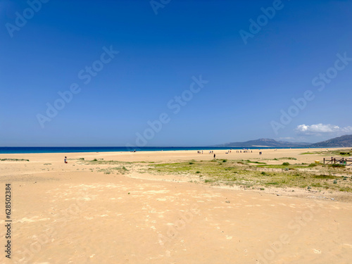 Weitl  ufiger breiter Sandstrand und D  nen in Tarifa an einem sch  nen Sommertag und blauem Himmel  Llaya de los Lances  Playa Santa Catalina  Andalusien  Provinz C  diz  Spanien