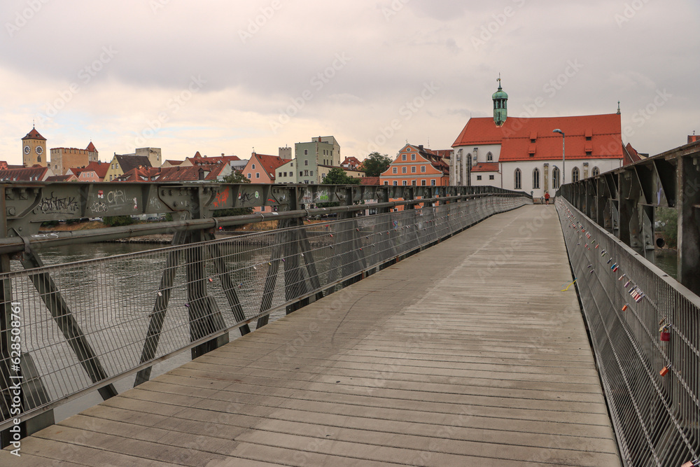 Regensburg; Eiserner Steg mit St. Oswald