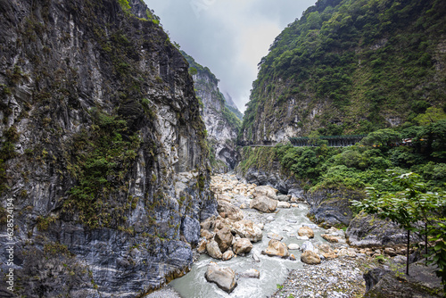 Valokuva The Nine Turns Trail in Taiwan is a mesmerizing symphony of nature, where lush forests, cascading waterfalls, and towering cliffs create a breathtaking experience