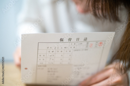 保育士が保育日誌を書く様子