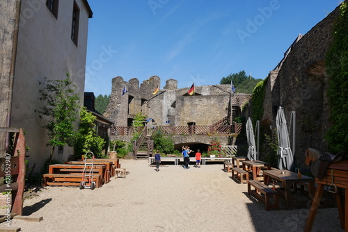 Burg und Burgruine Neuerburg in der Eifel photo