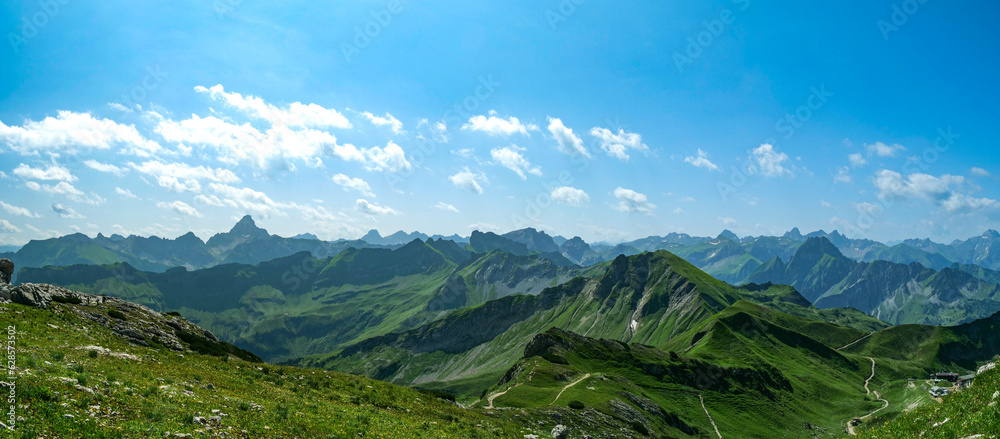 Oberstdorf, Deutschland: Sommerliches Panorama in den Alpen