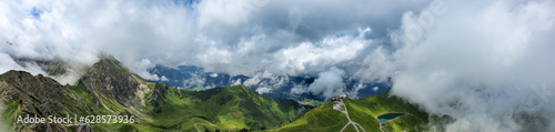 Vorarlberg, Österreich: Panorama im wolkenverhangenen Kleinwalsertal