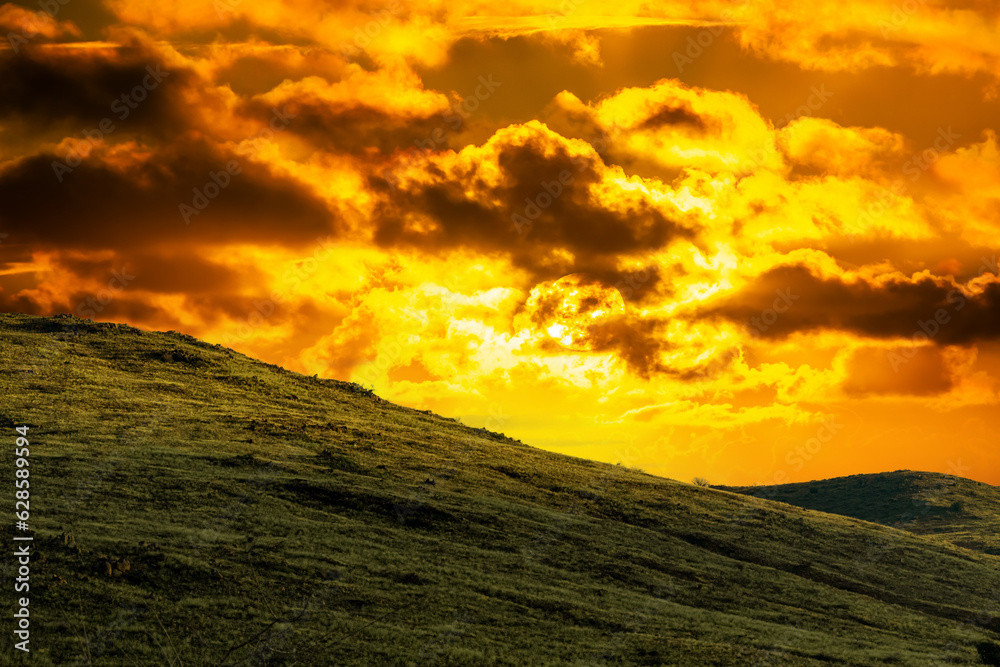 Obraz premium Sunrise over the wilderness landscape of Arizona in the Aqua Fria National Monument.