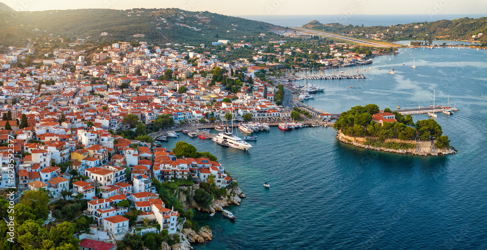 Obraz premium Aerial view of the town of Skiathos island, Sporades, Greece, with Bourtzi peninsula and old harbour during sunset time