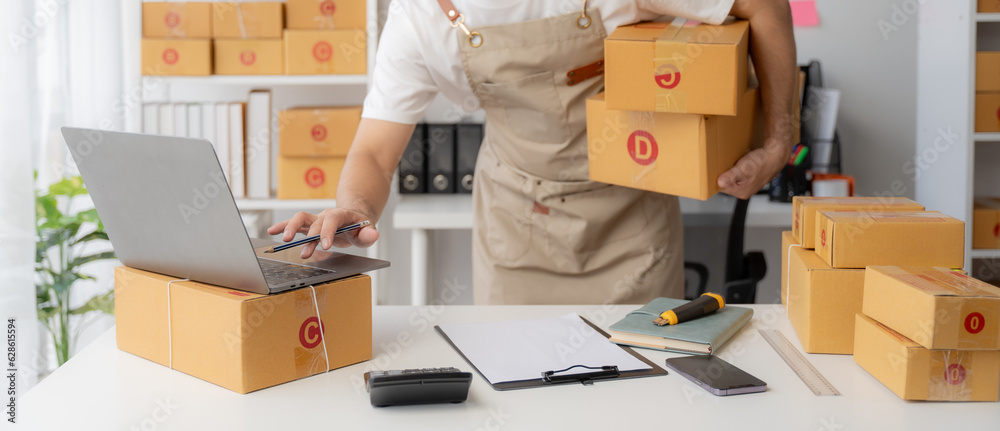 empresa-no-brasil-e-no-mundo empresario-do-setor-de-entregas-com-varias-caixas-anotando-algo-no-computador